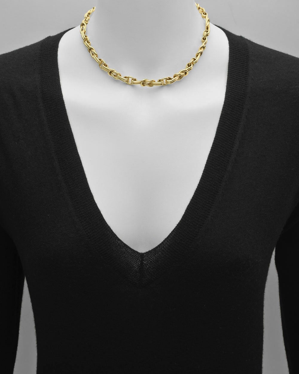 Stylized knot link collar necklace, in polished 18k yellow gold, signed Gucci. 15.75