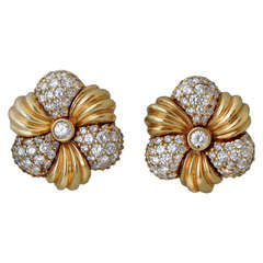 Hammerman Brothers Gold 
Pavé Diamond Flower Earrings