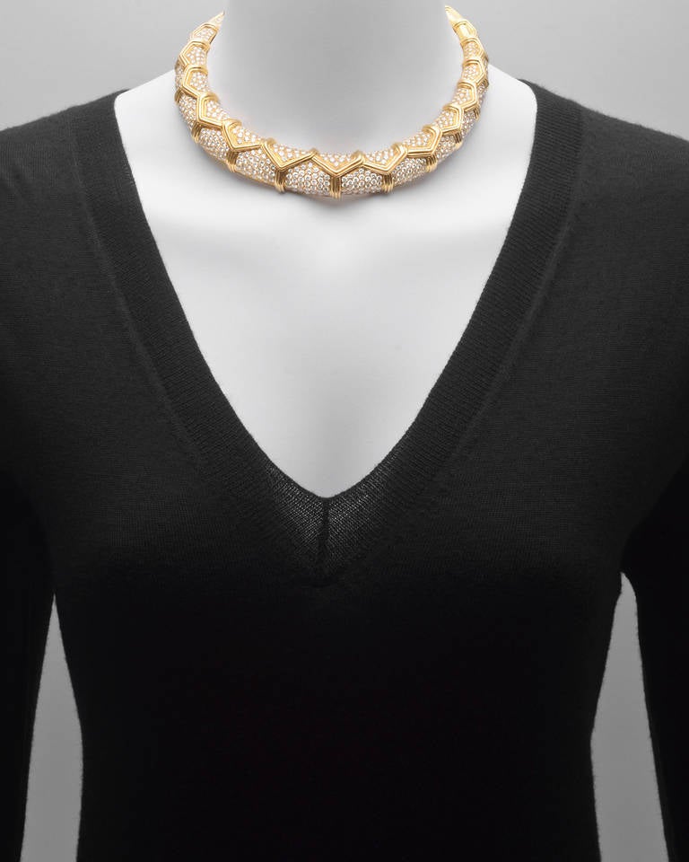 'Honey comb'-style pavé diamond collar necklace, set with 503 circular-cut diamonds to the front weighing approximately 37.42 total carats, the back section in polished ribbed gold, the necklace in 18k yellow gold. 16.5