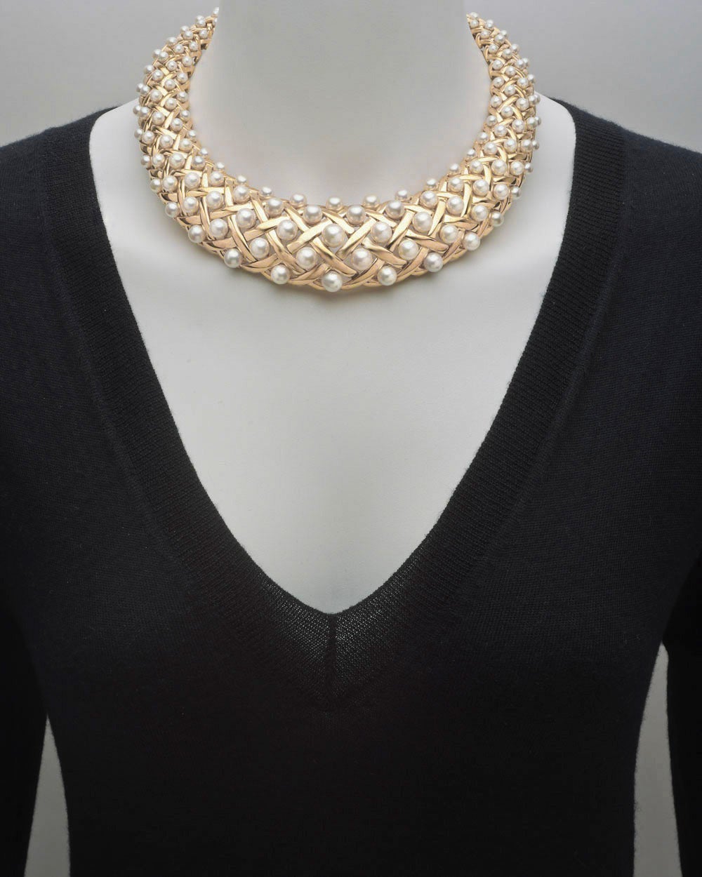 Graduated pearl and woven gold choker necklace, mounted in 18k yellow gold, numbered 5A7, signed Chanel.