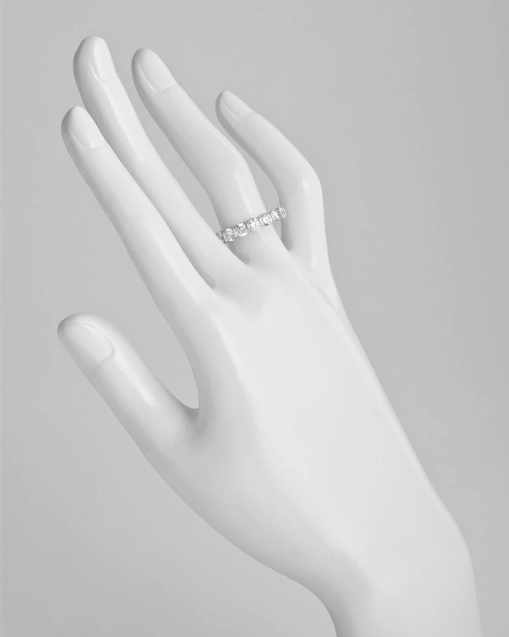 Diamantring für die Ewigkeit:: mit nahezu farblosen runden Diamanten in Platin gefasst:: mit einem Gesamtgewicht von ca. 3::20 Karat (Farbe F-G:: Reinheit VS1-VS2):: signiert Tiffany & Co. Der Ring ist ca. 4 mm breit. Größe 4::5.