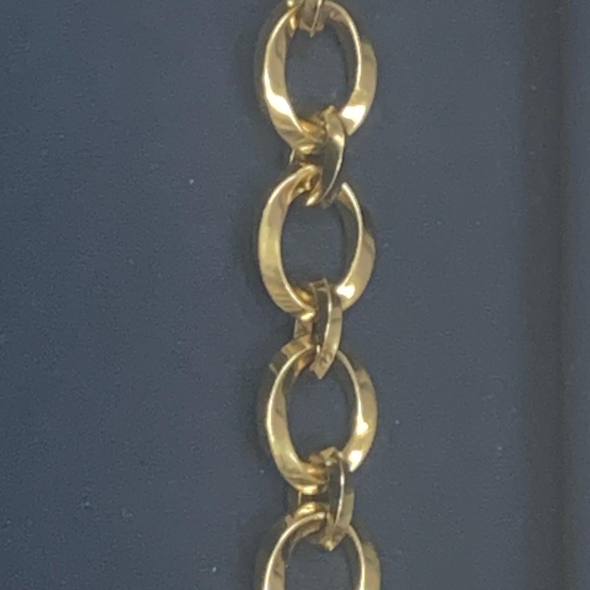 Link bracelet, consisting of alternating smaller and larger open twisted oval-shaped links in polished 18k yellow gold.

Stamped Tiffany & Co
Snap clasp with hinged closure
7