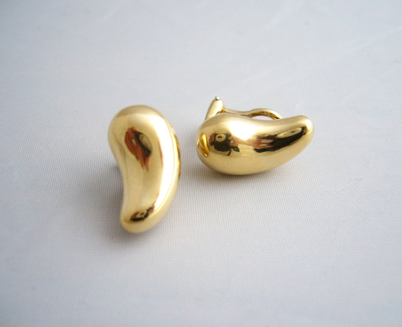 18k gold Elsa Peretti for Tiffany bean clip back earrings.  Can easily be change to posts for pierced ears.  Signed Peretti, Tiffany & Co., 18k.  In very good vintage condition.  7.9 grams.