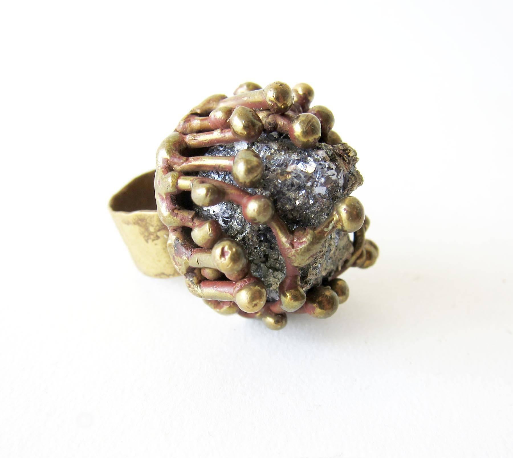 Pierre de pyrite massive sertie dans des 