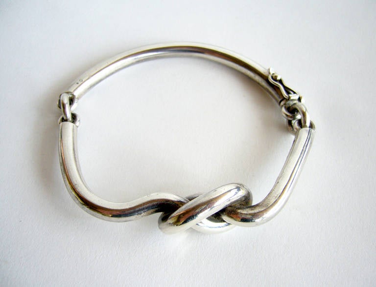 Jose Maria Puig Doria Liebesknoten-Armband im Zustand „Hervorragend“ in Palm Springs, CA