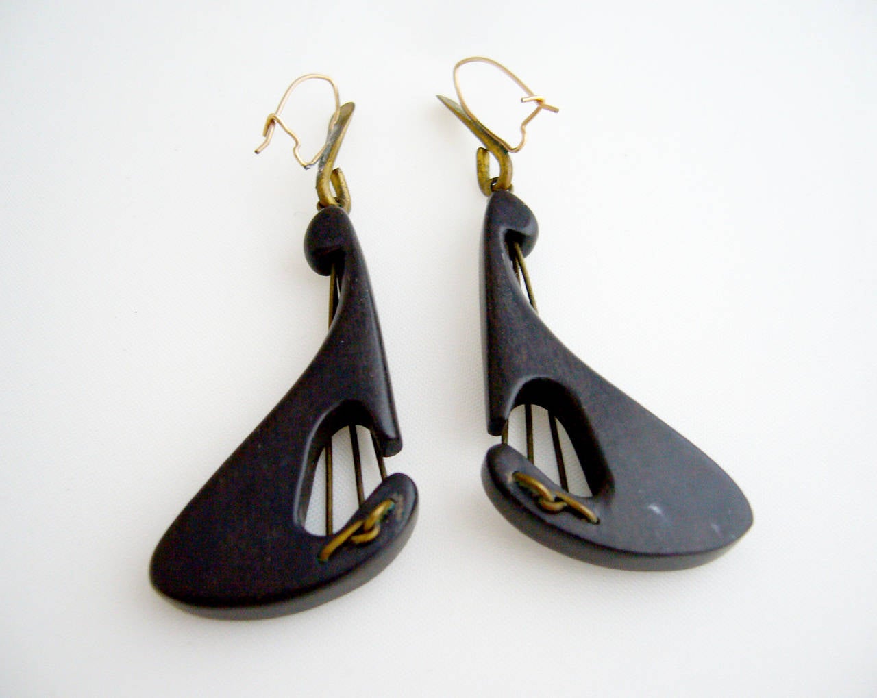 Early American Modernist Exotic Wood Brass Lute Earrings In Good Condition For Sale In Palm Springs, CA