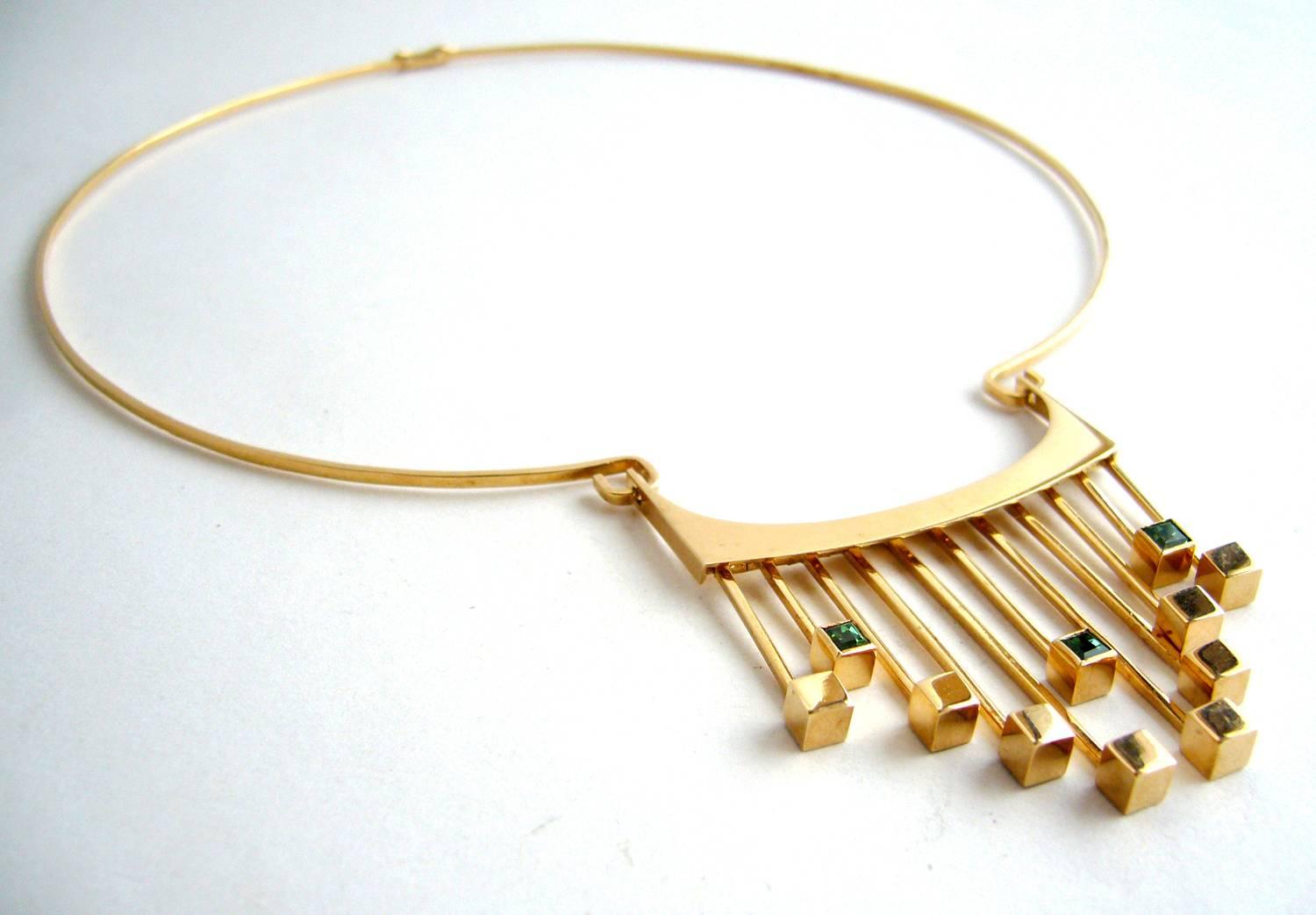Ein seltenes finnisches modernistisches Collier aus 14-karätigem Gold und Turmalin:: entworfen von Paula Häiväoja und ausgeführt von Goldschmiedemeister Timo Nupponen für Kaunis Koru.  halsband aus 14-karätigem Gold mit kinetischen Fransen an der