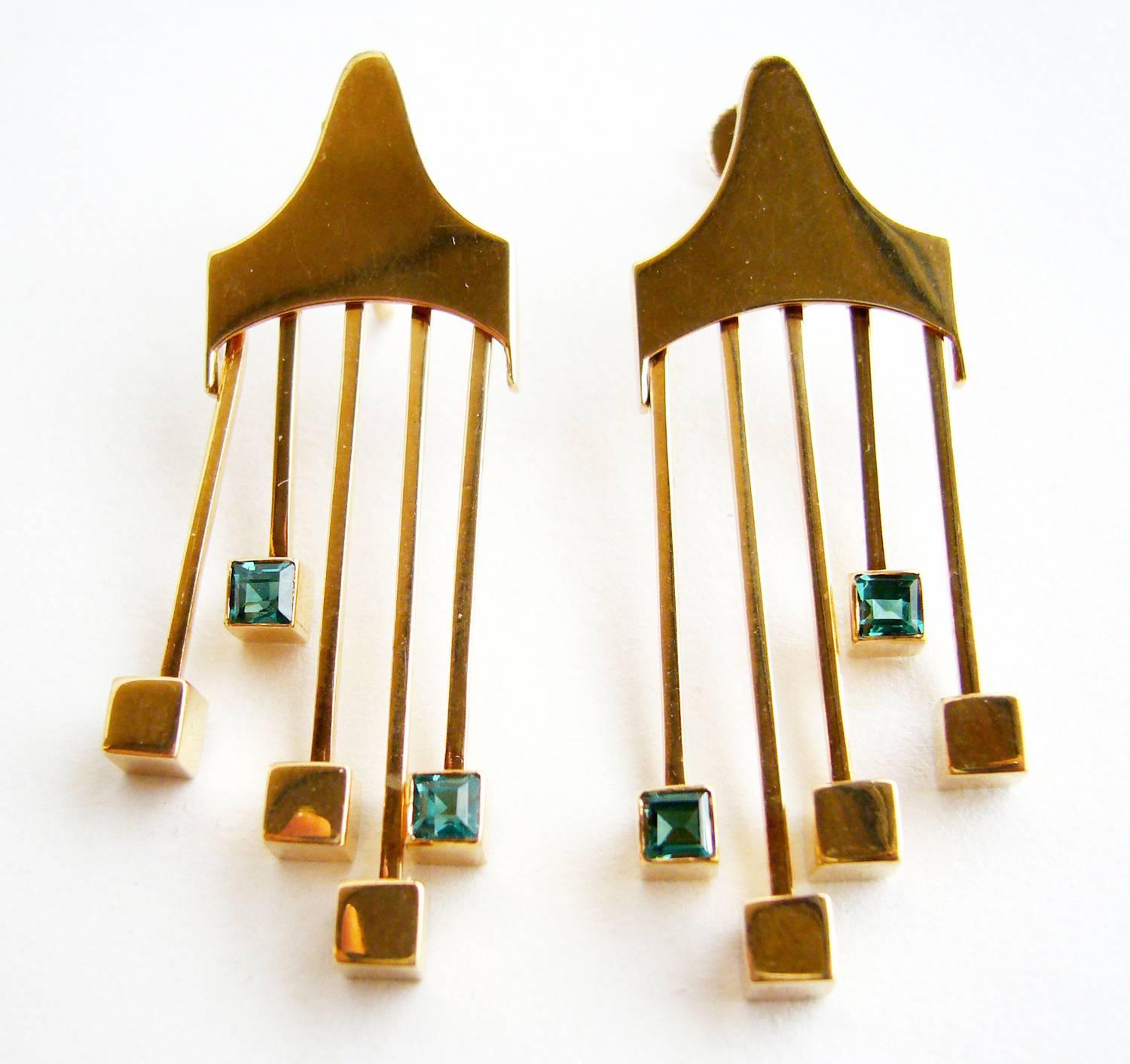 Rare, Finnish modernist 14k gold and tourmaline screw back earrings designed by Paula Häiväoja and executed by master goldsmith, Timo Nupponen for Kaunis Koru.  Earrings feature kinetic gold fringe with blueish green square tourmaline on the tips