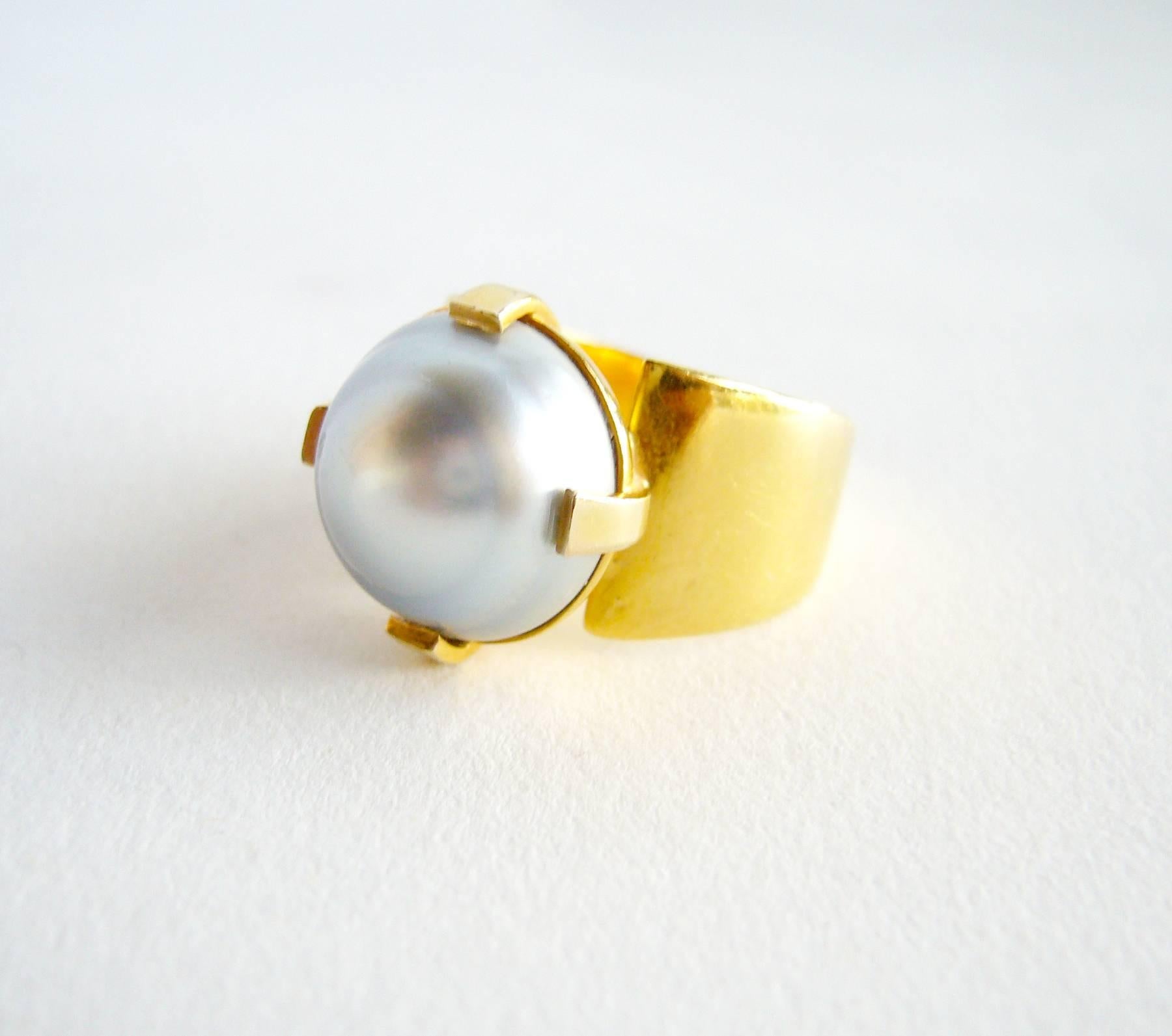 1960s Grey Baroque Pearl Gold Modernist Ring In Good Condition In Palm Springs, CA