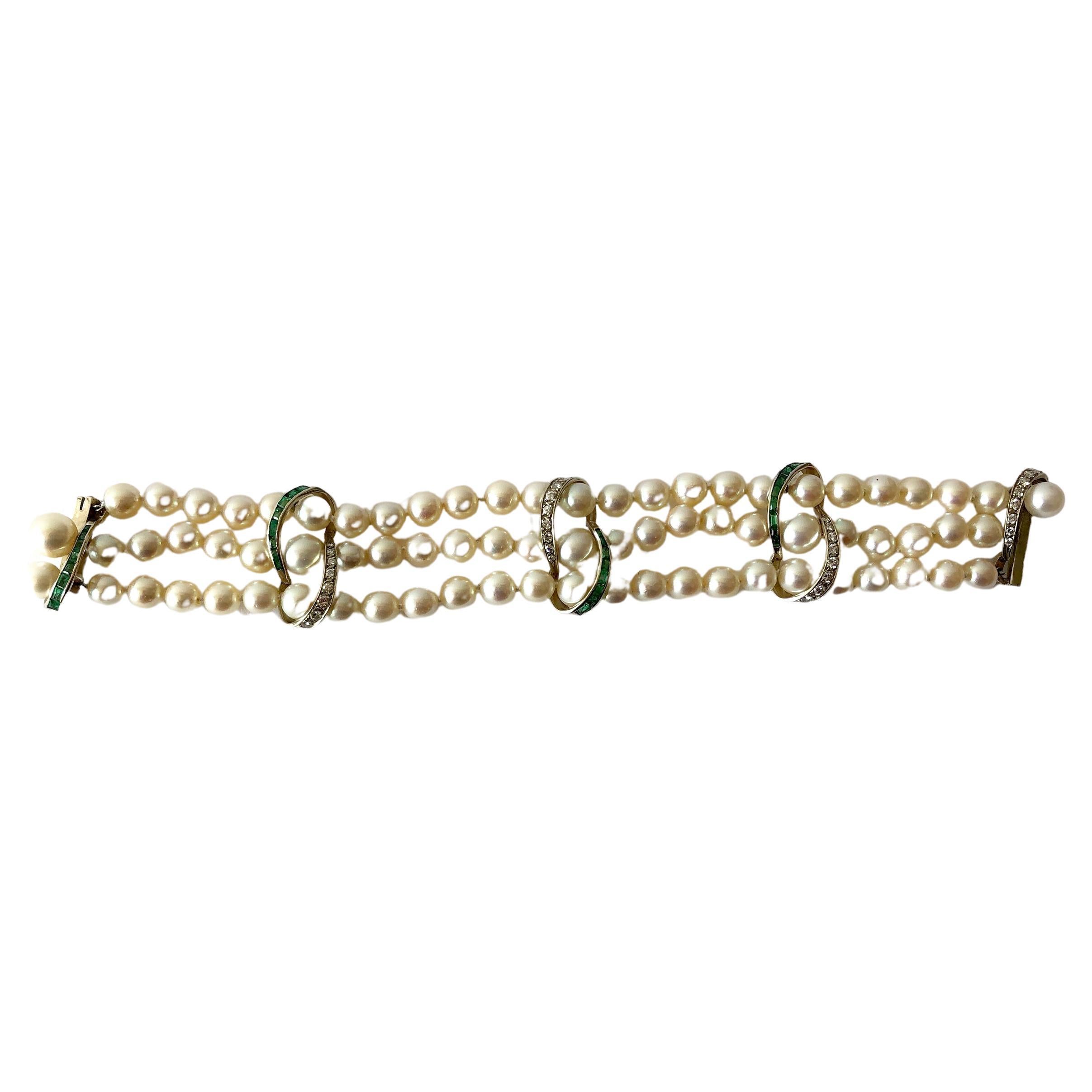 Dreireihiges Vintage-Armband aus 14 Karat Weißgold 1960er Jahre mit Diamanten, Smaragden und Perlen (Rundschliff) im Angebot