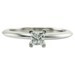 Tiffany & Co Anillo de diamantes solitario talla princesa .26ct Platino