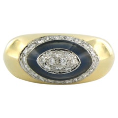 Mode-Ring aus 18 Karat Gelbgold mit Diamanten im Brillantschliff und Emaille