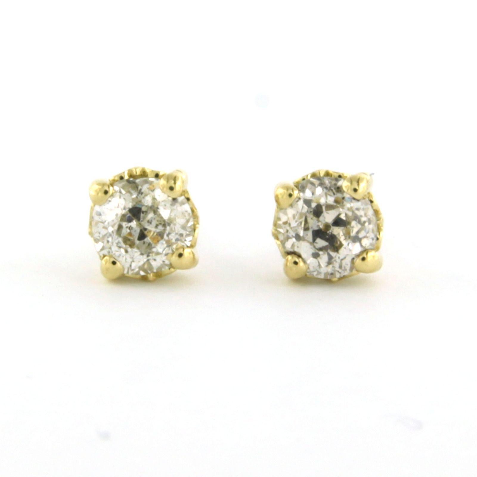 Boucles d'oreilles solitaires en or jaune 18 carats serties d'un diamant taille ancienne jusqu'à 1.00ct - J/K - pique

description détaillée :

La partie supérieure du goujon a une largeur de 5.3 mm.

Poids 2,0 grammes

Ensemble avec

- 2 x 4,6 mm