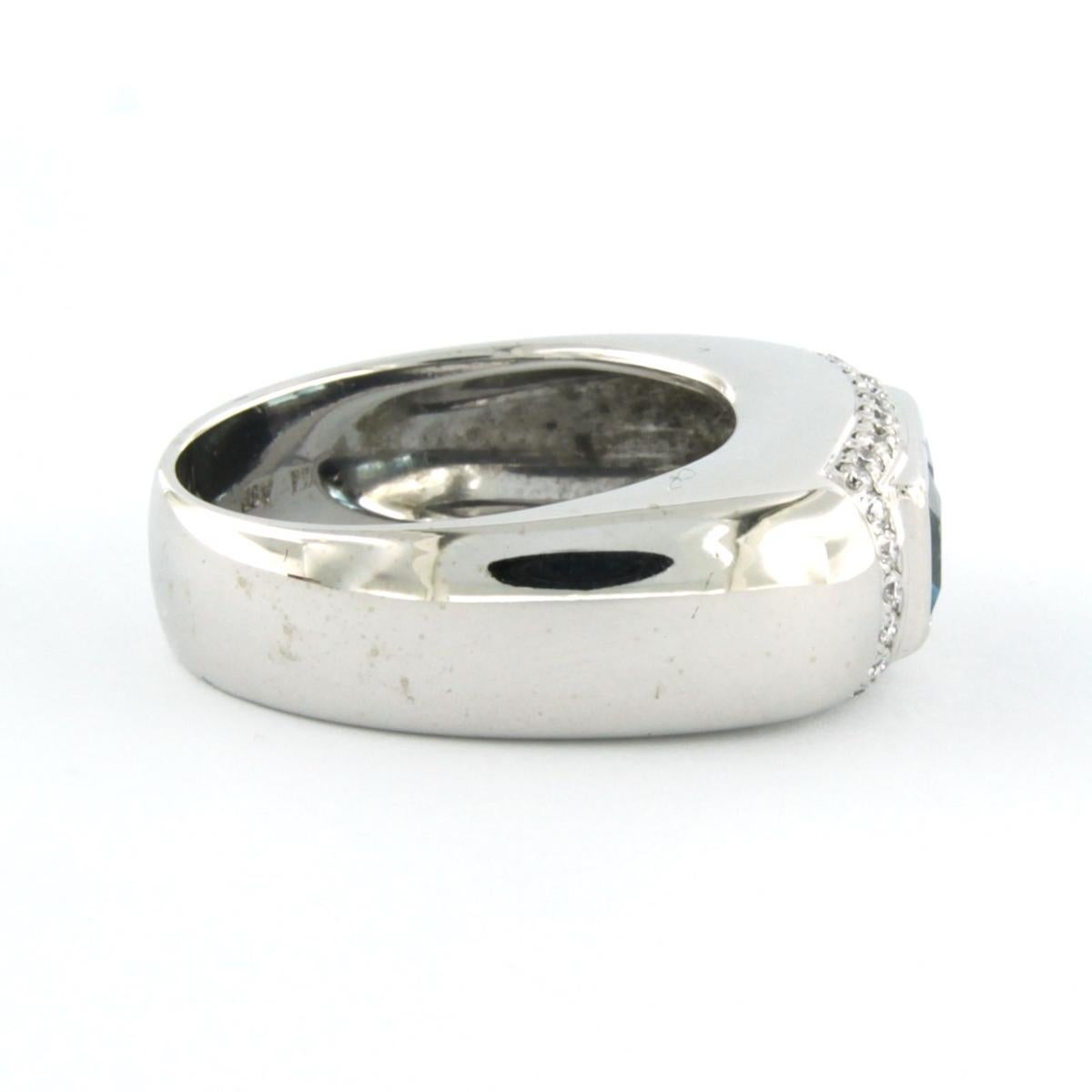 Ring aus 18 Karat Weißgold, besetzt mit Blautopas und Diamanten im Brillantschliff. 0,30ct - F/G - VS/SI - Ringgröße U.S. 8 - EU. 18.25 (57)

detaillierte Beschreibung:

die Oberseite des Rings ist 8.9 mm breit

Ringgröße US 8 - EU. 18.25 (57), Ring