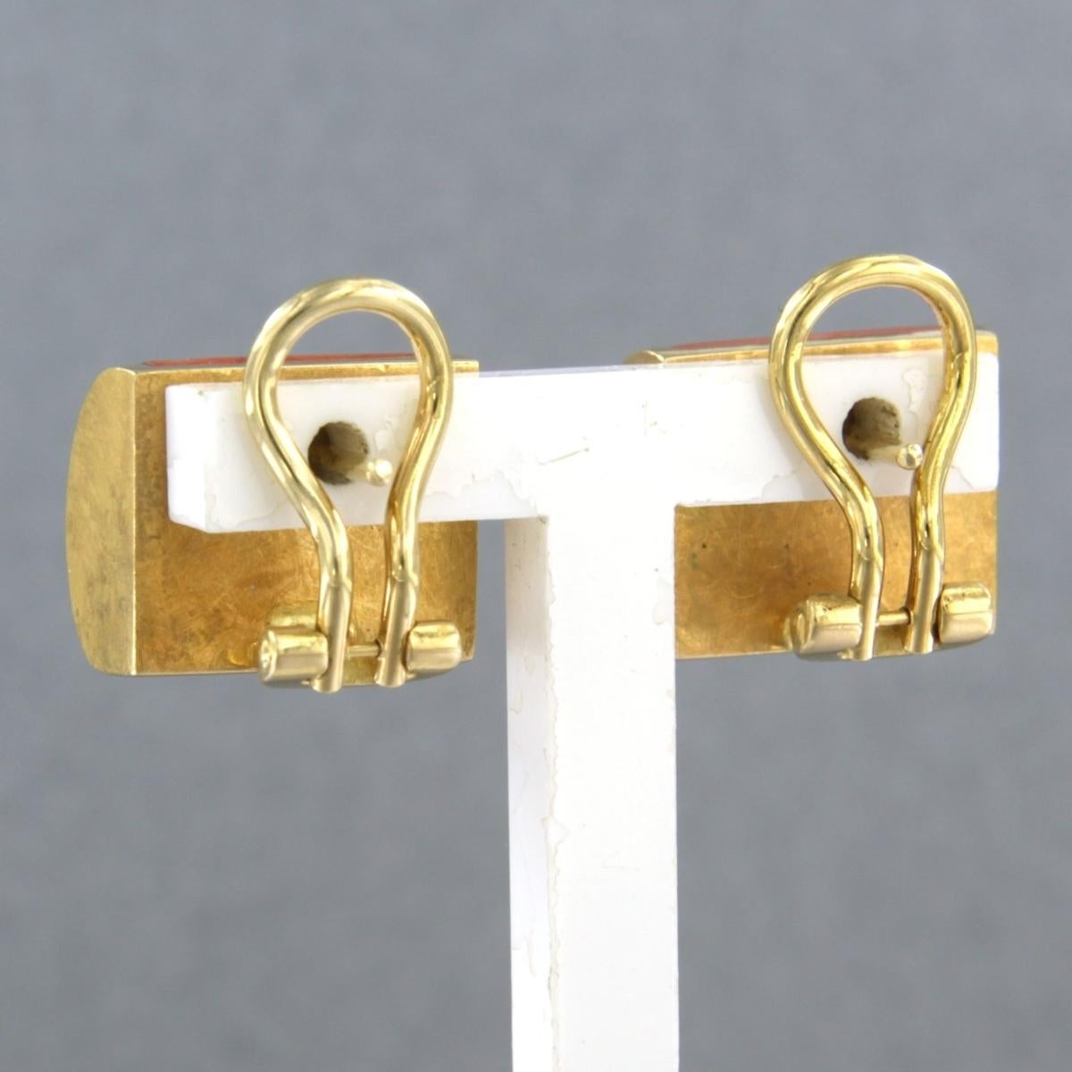 Boucles d'oreilles avec rubis de corail - 13,1 grammes - or jaune 18 carats Excellent état - En vente à The Hague, ZH