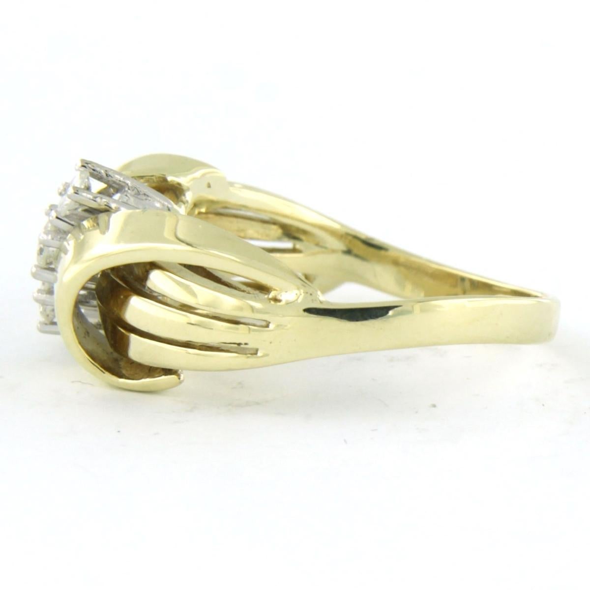 Ring aus 14k Bicolor-Gold, besetzt mit Diamanten im Brillantschliff bis zu . 0,24ct - F/G - VS/SI - Ringgröße U.S. 8.5 - EU. 18.5(58)

Ausführliche Beschreibung

die Oberseite des Rings ist 7,0 mm breit und 7,0 mm hoch

Ringgröße US 8.5 - EU.