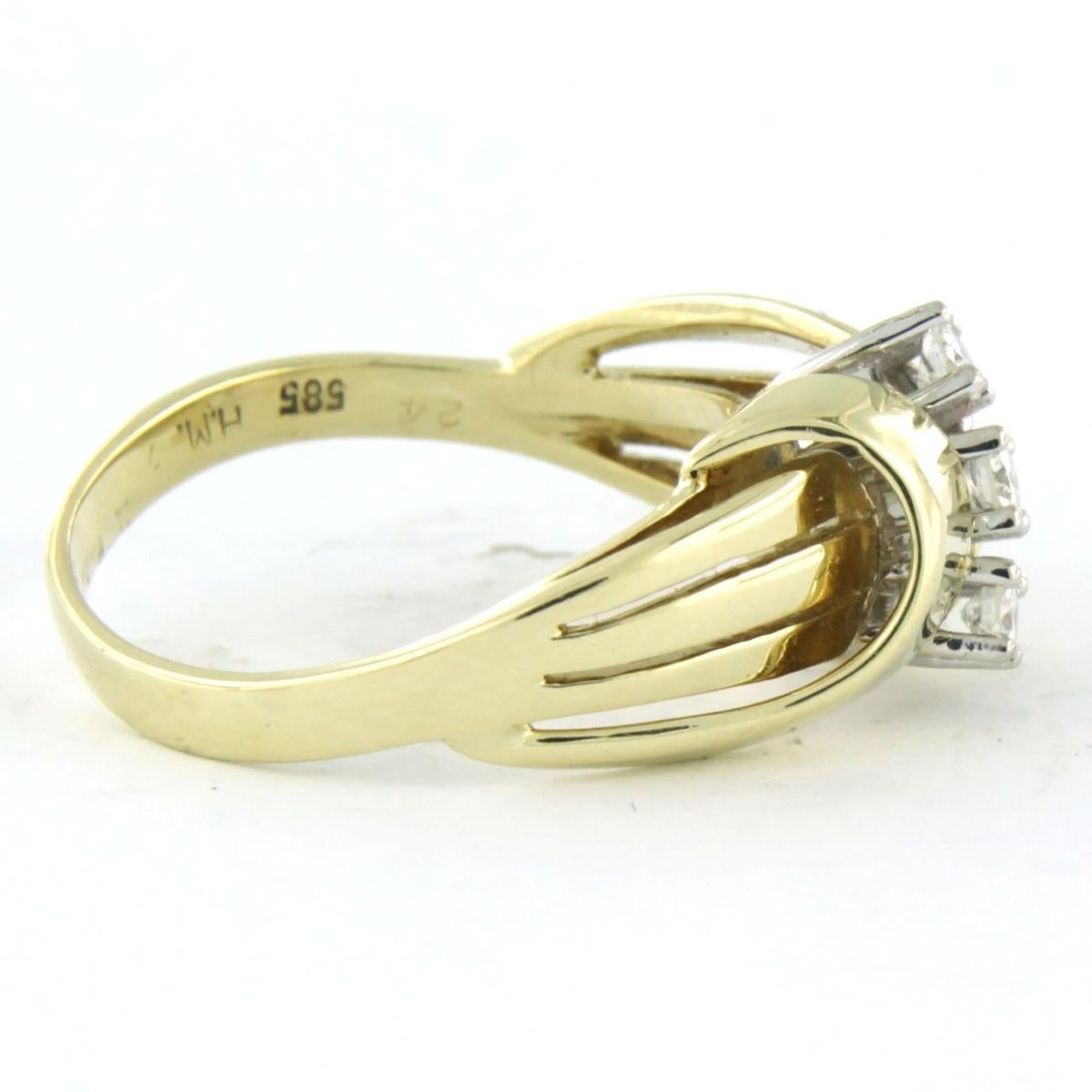Ring mit Diamanten im Brillantschliff bis zu 0,24 Karat 14k bicolour Gold (Moderne) im Angebot