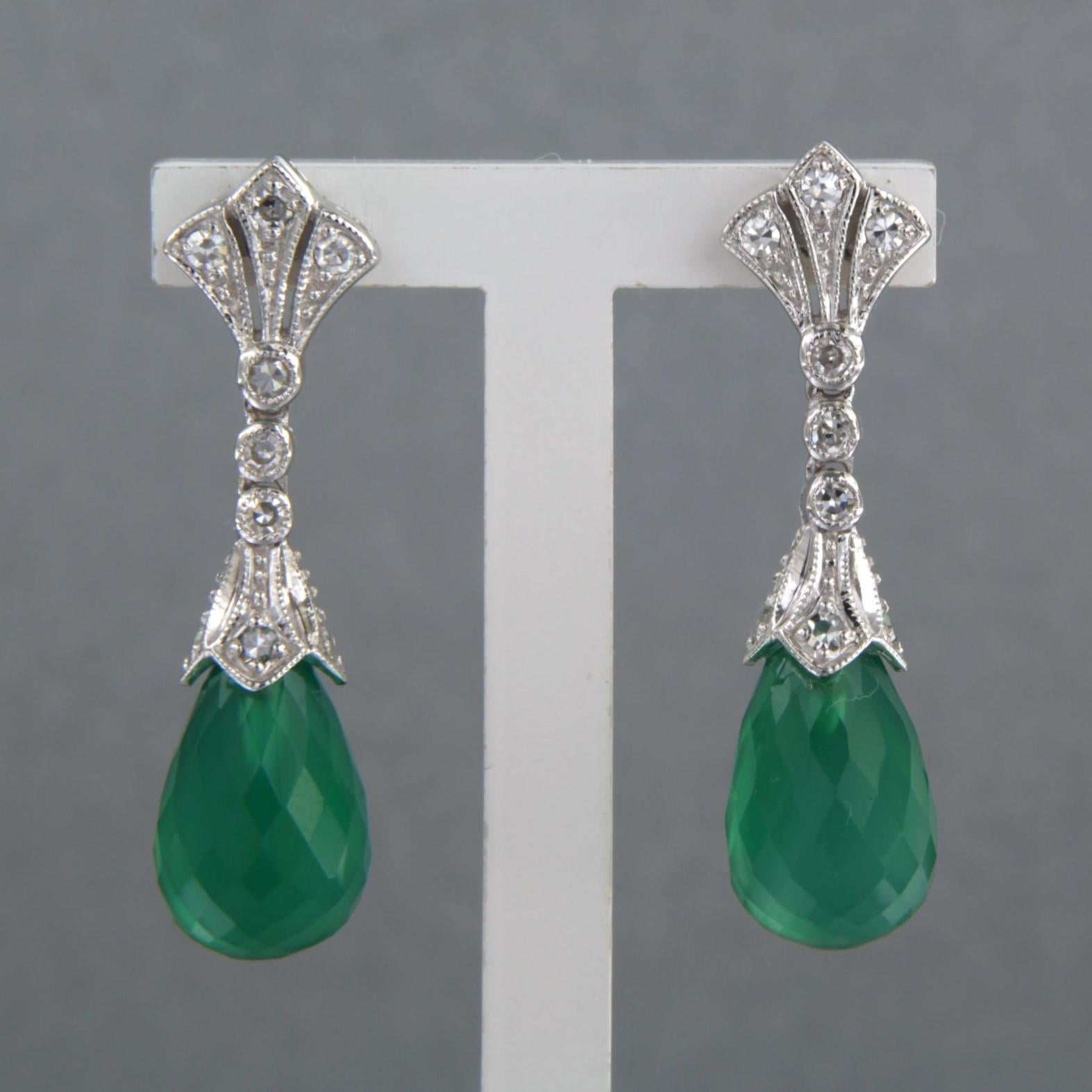 Boucles d'oreilles en or blanc 14K serties de calcédoine verte et diamant taille unique total 0.34 carat - F/G - VS/SI

description détaillée

Les boucles d'oreilles mesurent 8,0 mm de large et 3,1 cm de haut.

poids : 5,5 grammes

set avec :

- 2 x
