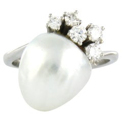 Anillo con perla barroca y diamantes talla brillante de hasta 0,30 ct Oro de 18k