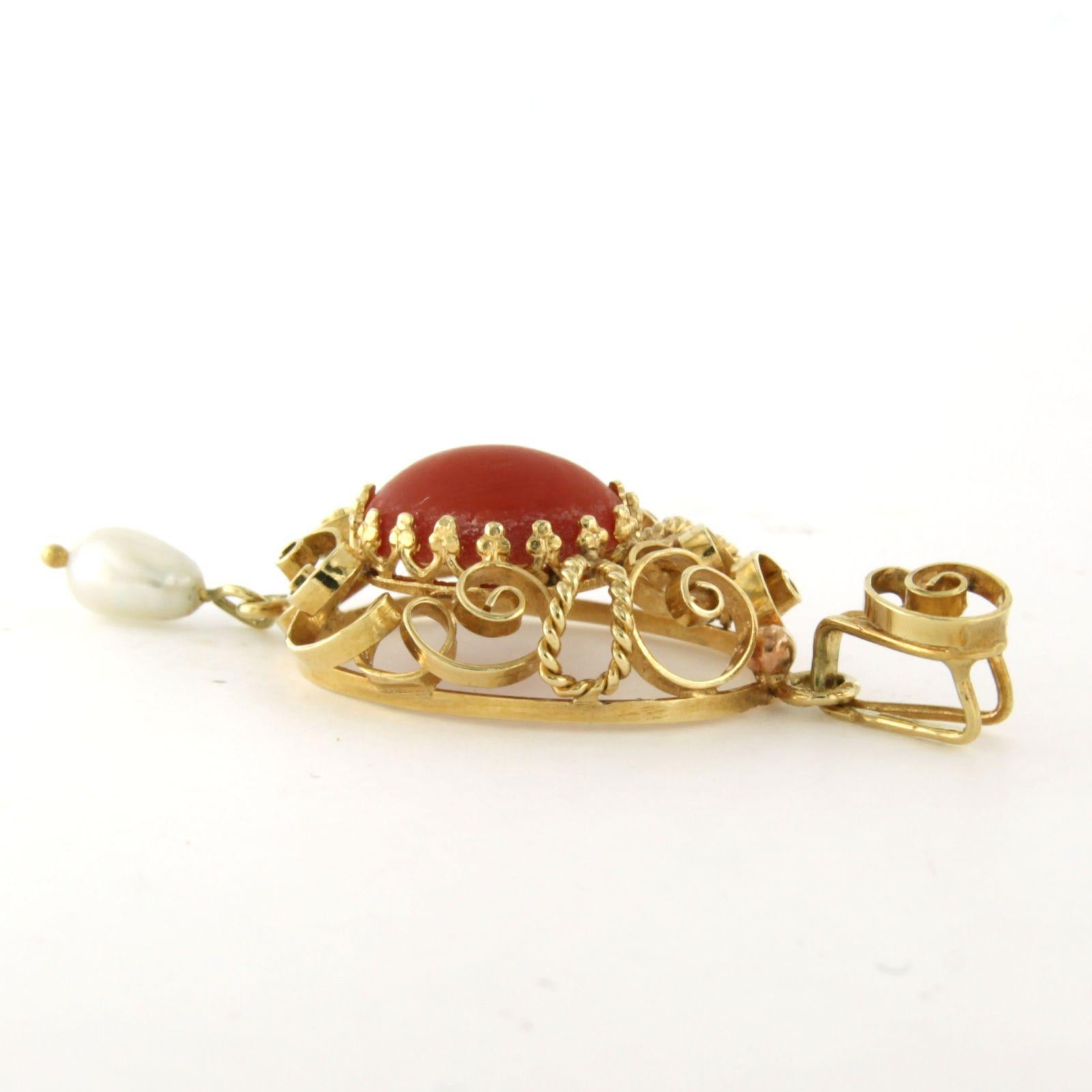 Pendentif en or 14k avec corail et perle

Description détaillée :

Le pendentif mesure 4,5 cm de long et 2,0 cm de large.

Poids total : 4,0 grammes.

Set avec :

- 1 corail ovale de 12 mm x 9,5 mm taillé en cabochon

Couleur : rouge
Clarté : n/a

-