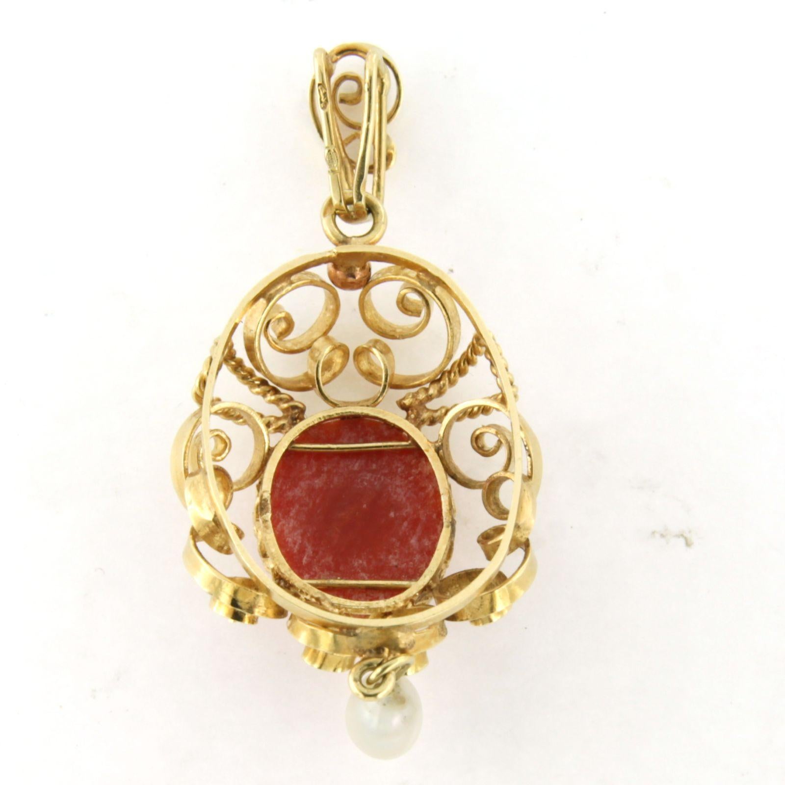 Taille cabochon Pendentif Victorien avec corail et perle 4.0 grammes 14k or jaune en vente