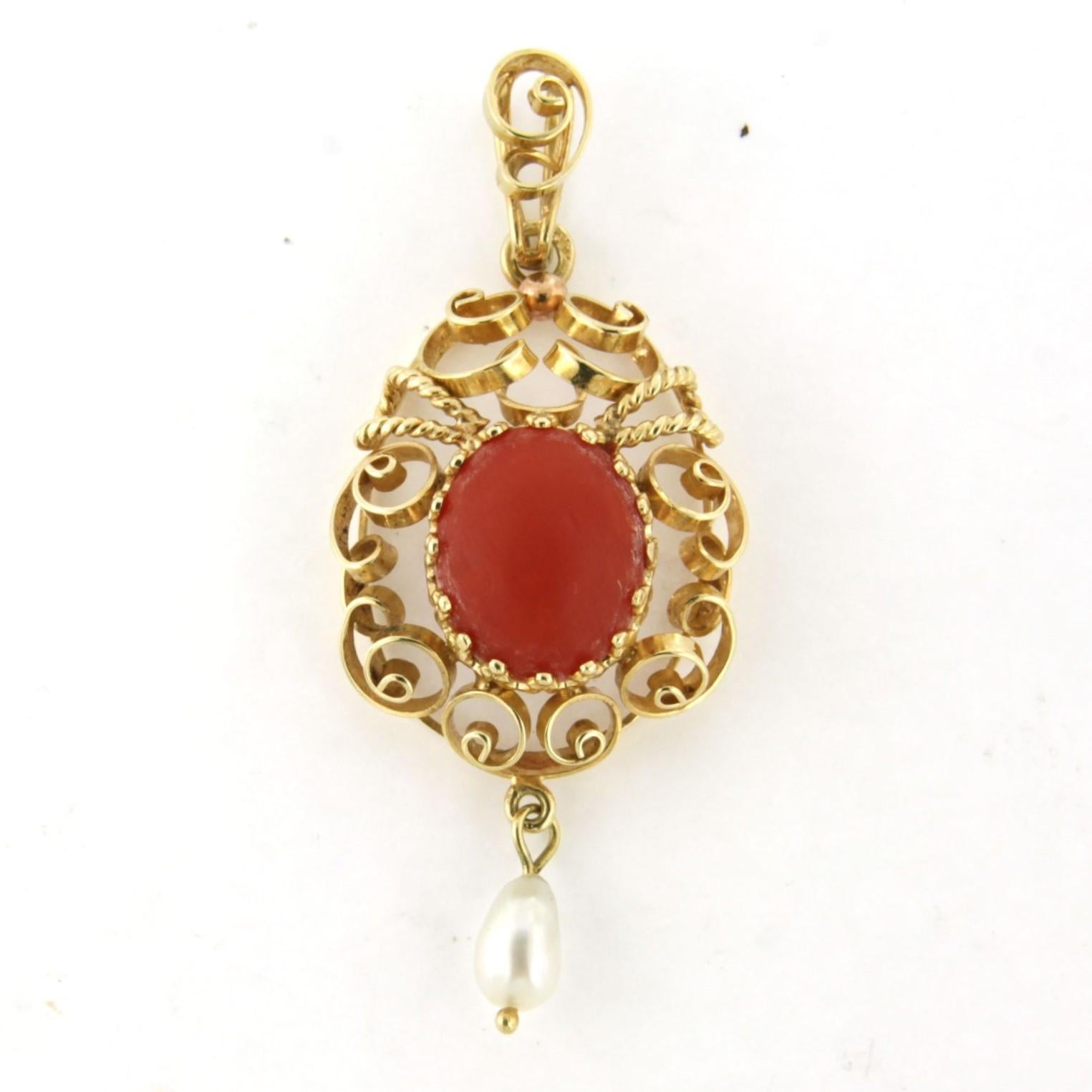 Pendentif Victorien avec corail et perle 4.0 grammes 14k or jaune en vente 1