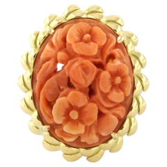 Anello vittoriano con corallo, oro 18 carati, 13,2 grammi