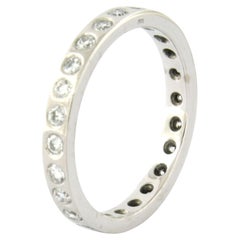 Anello eternity in oro bianco 18 carati con diamanti a taglio brillante per un totale di 0,80 ct