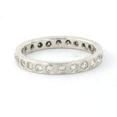 Anello eternity in oro bianco 18 carati con diamanti a taglio brillante per un totale di 0,80 ct