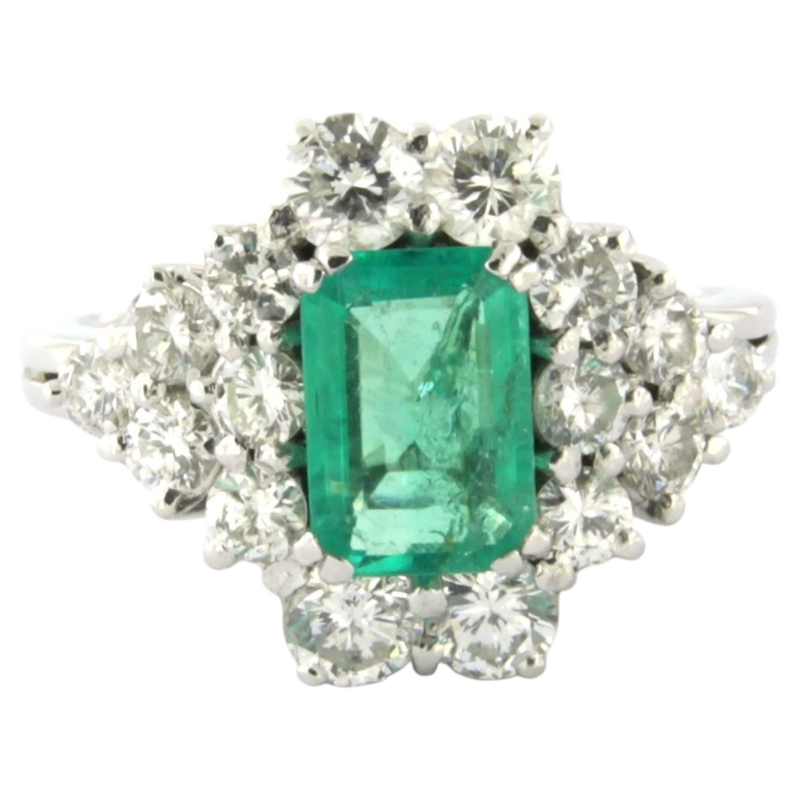 Bague avec une émeraude pouvant atteindre 1,65 ct et des diamants taille brillant pouvant atteindre 2,00 ct, en or 18 carats