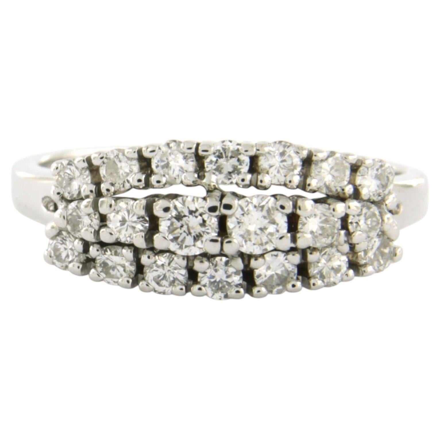 Anillo con diamantes de talla brillante de hasta 0,70 ct, oro blanco de 14k, 5,1 gramos en venta