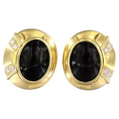 Boucles d'oreilles à pince en or jaune 18k avec onyx et diamant, 0.20ct 18.5 grammes