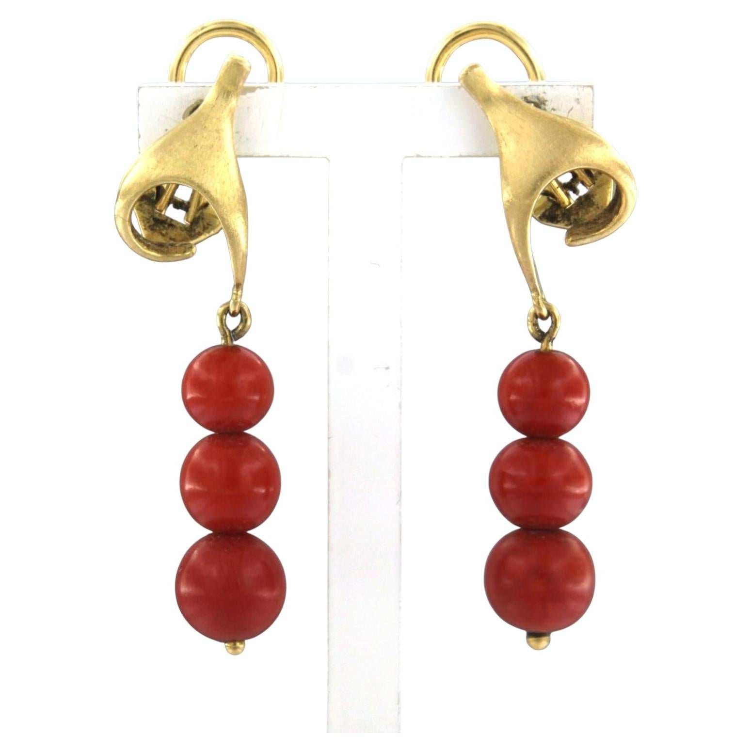 Earrings wth coral 18k yellow gold 7.2 grams For Sale