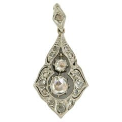 Ciondolo in oro bianco 14k in stile Art Nouveau con diamanti taglio rosa per un totale di 0,40 ct, 2,7 grammi