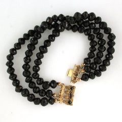 Bracelet à trois rangées de perles de grenat, avec des fermoirs en or 14 carats ornés de grenats et de perles