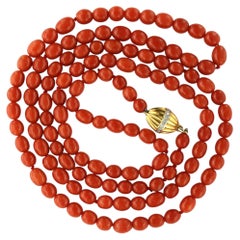 Cadenas en or 18k avec diamants taille unique jusqu'à 0,10ct sur un collier de perles en corail