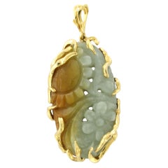 Pendentif en or 18 carats serti d'un jade sculpté représentant un motif floral – 22,9 grammes