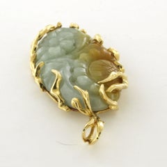 Pendentif en or 18 carats serti d'un jade sculpté représentant un motif floral – 22,9 grammes