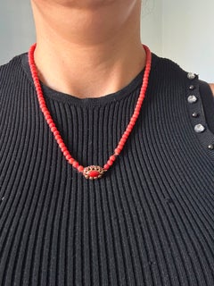 Necklace with coral beads on a 14k gold lock with coral 21.1 grams