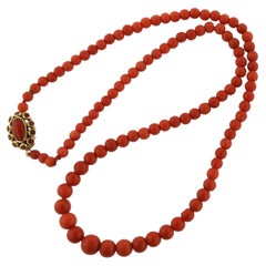 Necklace with coral beads on a 14k gold lock with coral 21.1 grams