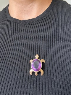 18k yellow gold turtle-shaped brooch with amethyst and brilliant-cut diamonds