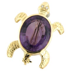 18k yellow gold turtle-shaped brooch with amethyst and brilliant-cut diamonds