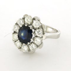 Ring mit Saphir und Diamanten im Brillantschliff bis zu 0,65 Karat, 18 Karat Gold, 7,3 Gramm