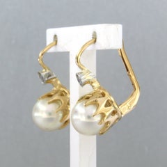 Boucles d'oreilles en or 18 carats, ornées de perles et de diamants taille « old mine » d'un poids maximal de 0,05 ct