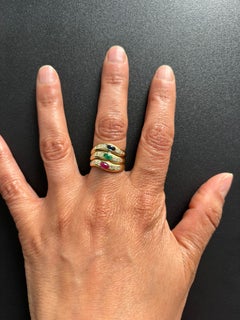 Anillo con esmeralda, rubí, zafiro y diamantes de talla brillante, de oro de 18 quilates, 8,7 gramos