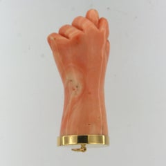 Pendant with coral cut in the shape of a clenched fist - 18k gold