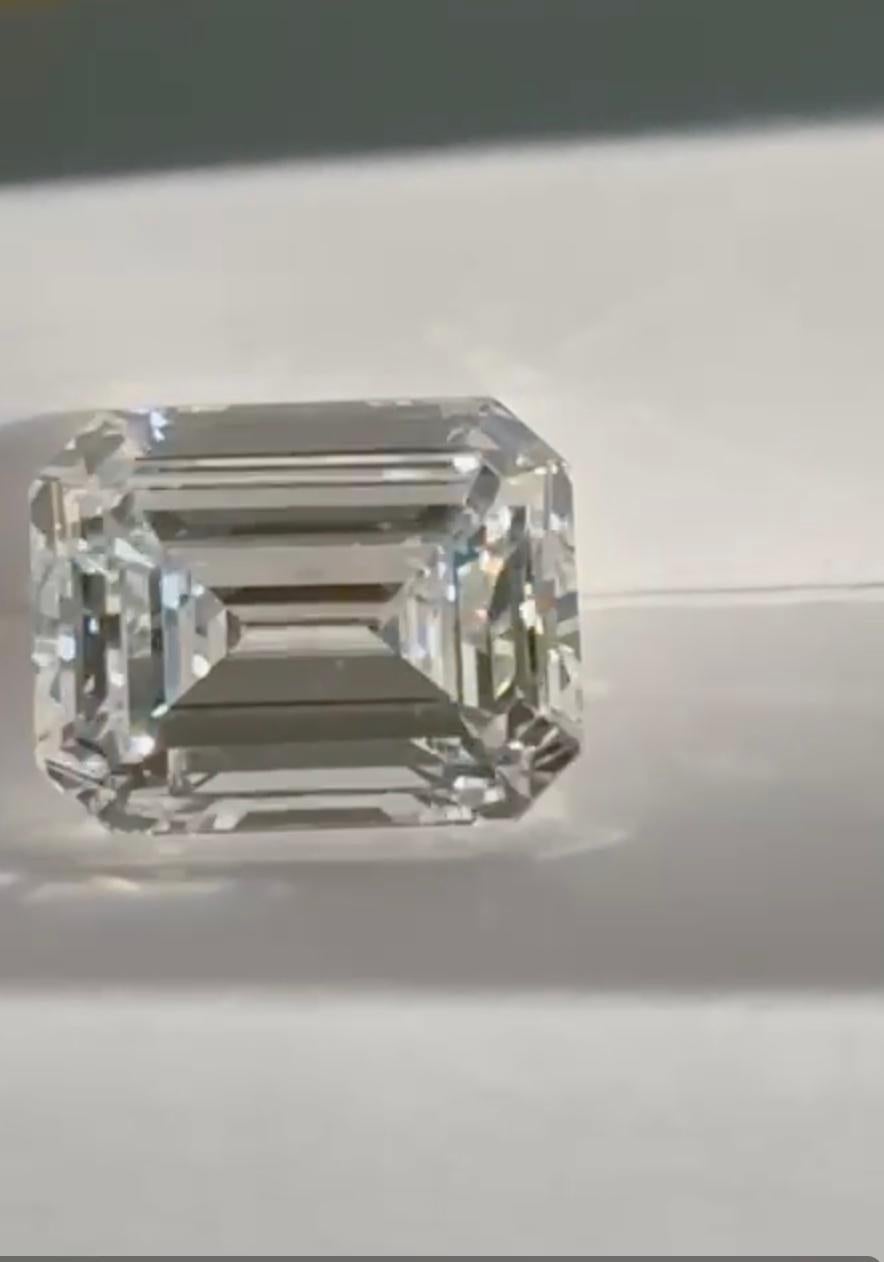 Bague en platine avec un diamant taille émeraude de 11,09 carats serti au centre en vente 1