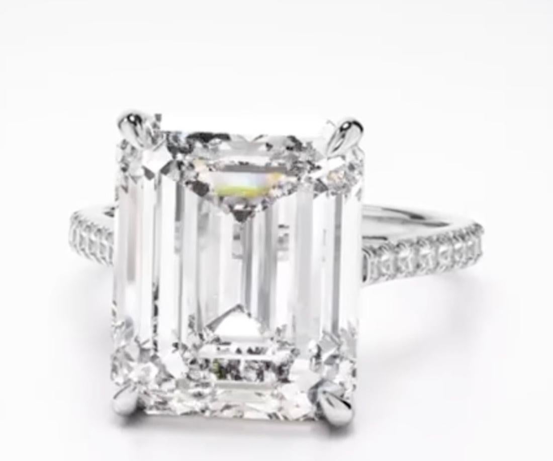 Taille émeraude Bague en platine avec un diamant taille émeraude de 11,09 carats serti au centre en vente