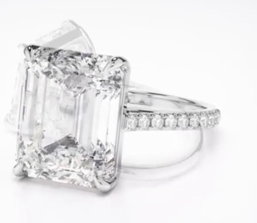 Bague en platine avec un diamant taille émeraude de 11,09 carats serti au centre Unisexe en vente