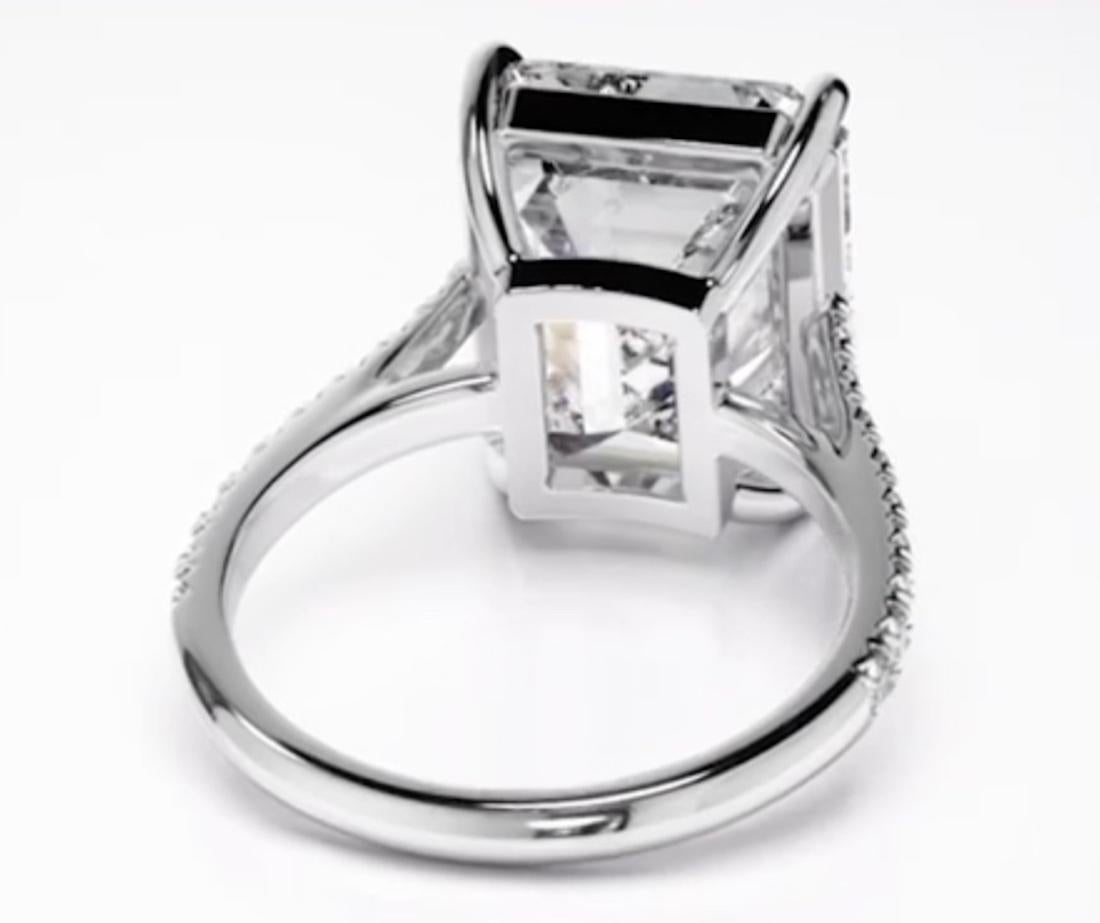 Bague en platine avec un diamant taille émeraude de 11,09 carats serti au centre Neuf - En vente à Miami, FL